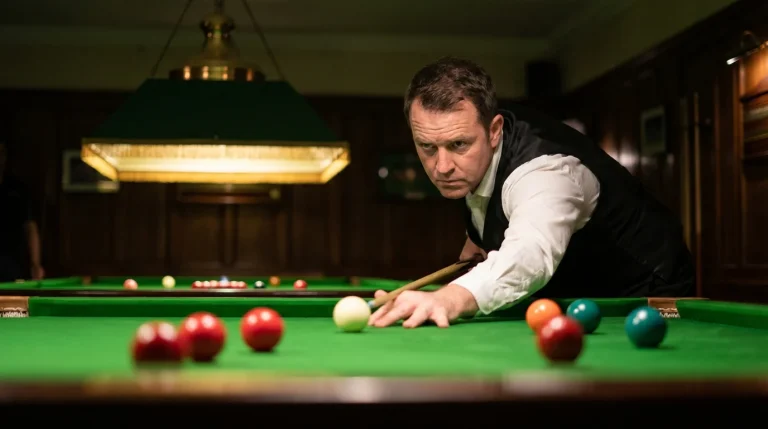 Joueur de snooker concentré penché sur la table de billard sous un éclairage dramatique