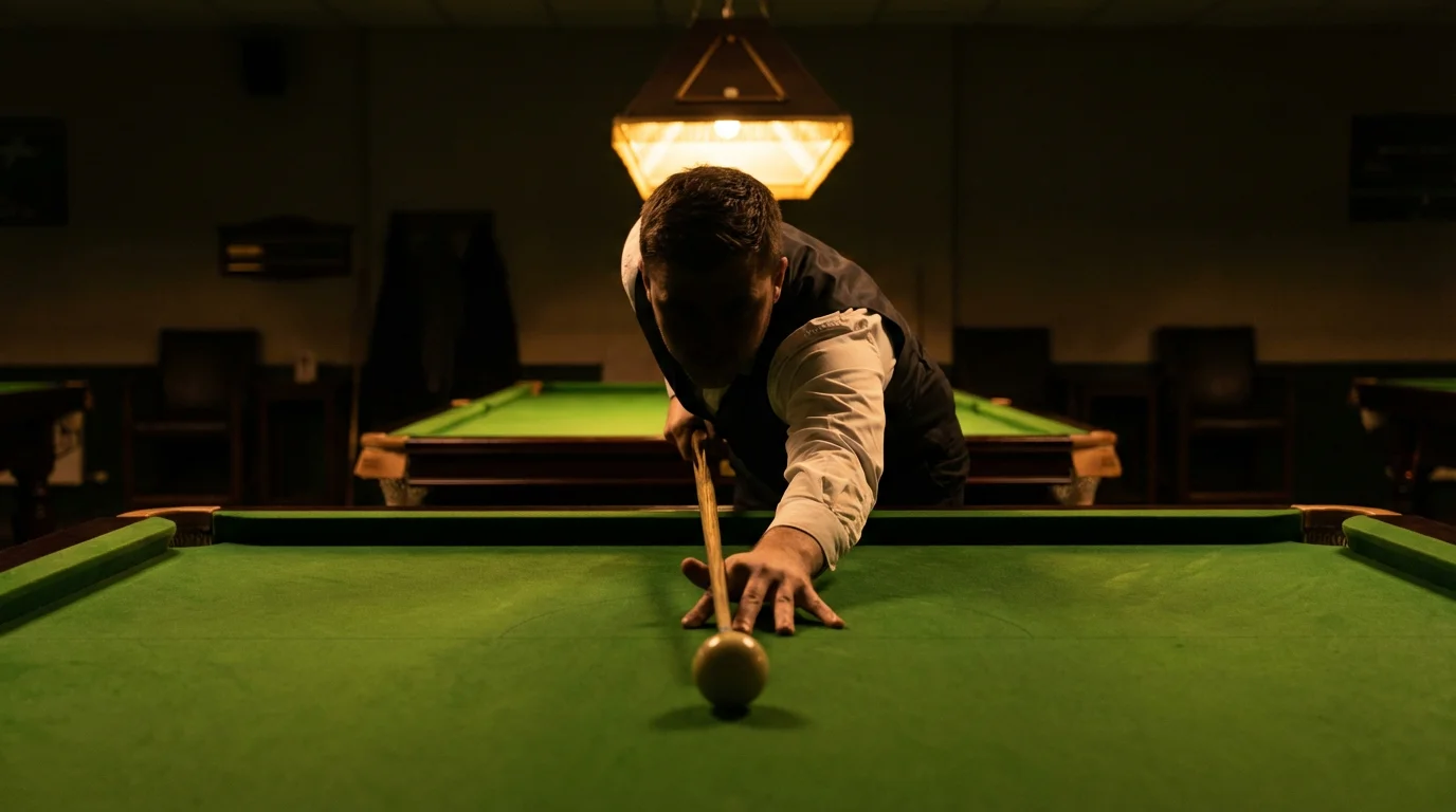 Joueur de snooker penché sur la table visant une bille avec sa queue