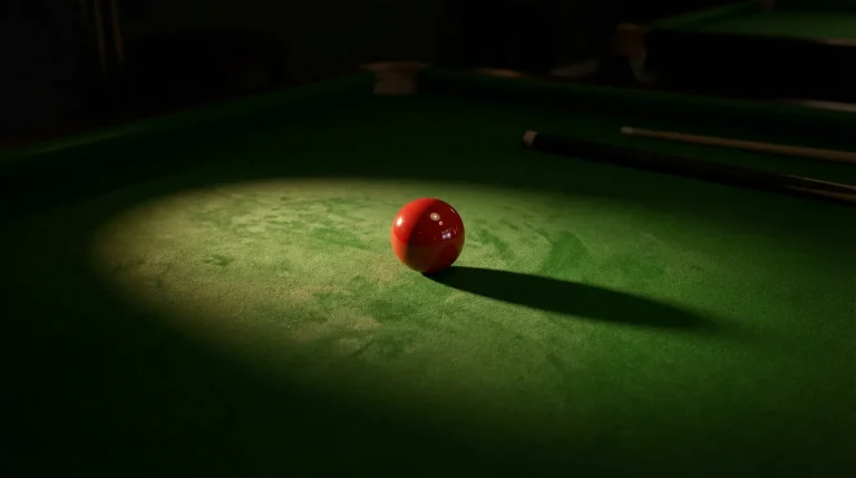 Bille rouge de snooker éclairée sous un faisceau lumineux dramatique