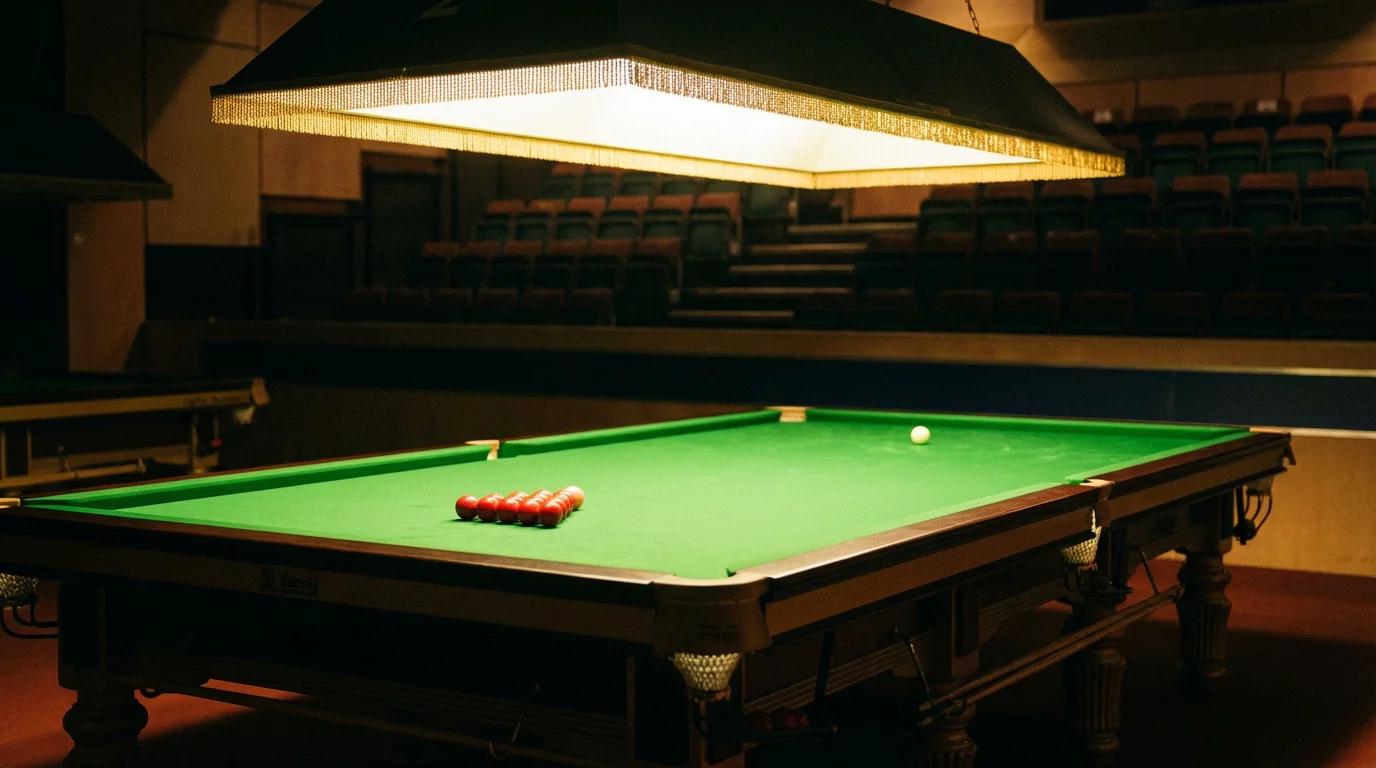 Table de snooker éclairée dans une salle de tournoi professionnel avec queues et billes disposées