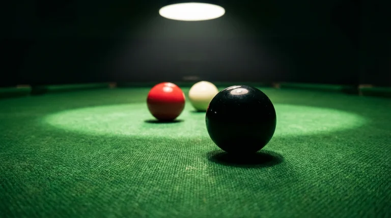 Gros plan sur les billes de snooker éclairées sous la lumière de la table