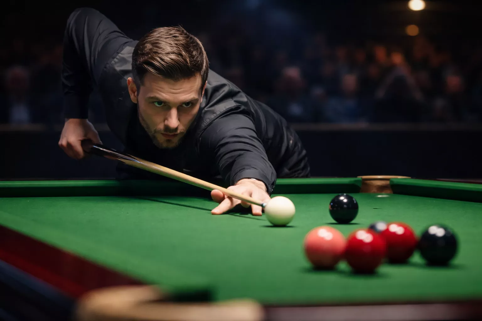 Joueur de snooker concentré visant une bille sur un tapis vert sous un éclairage dramatique