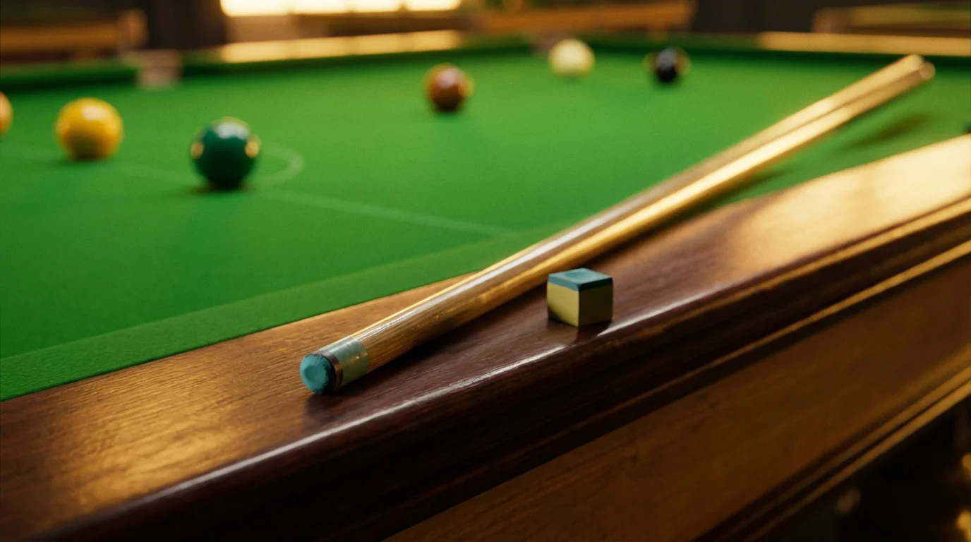 Queue de snooker posée sur le tapis vert d'une table professionnelle