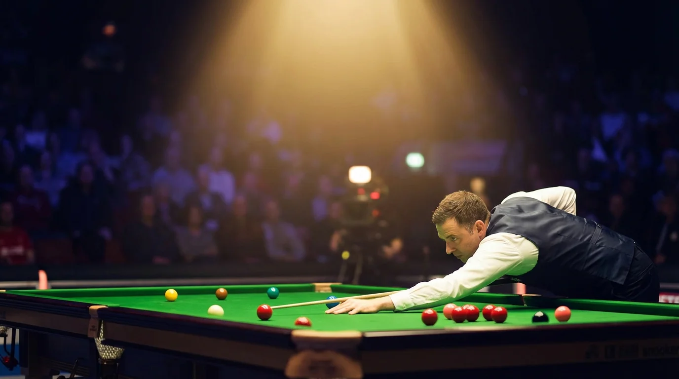 Joueur de snooker penché sur la table visant une bille rouge sous l'éclairage du tournoi
