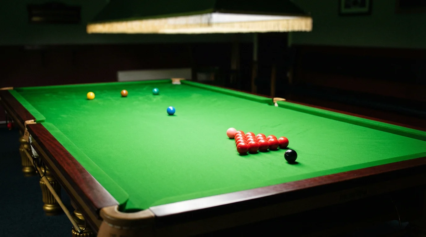 Table de snooker avec billes colorées positionnées pour le début d'un frame
