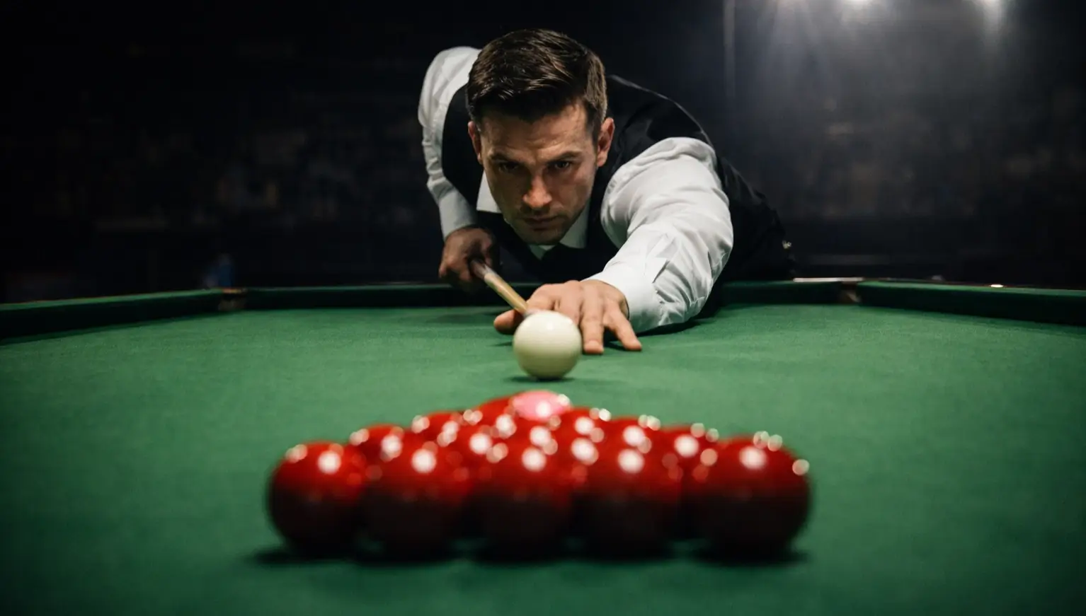Joueur de snooker concentré au-dessus de la table verte