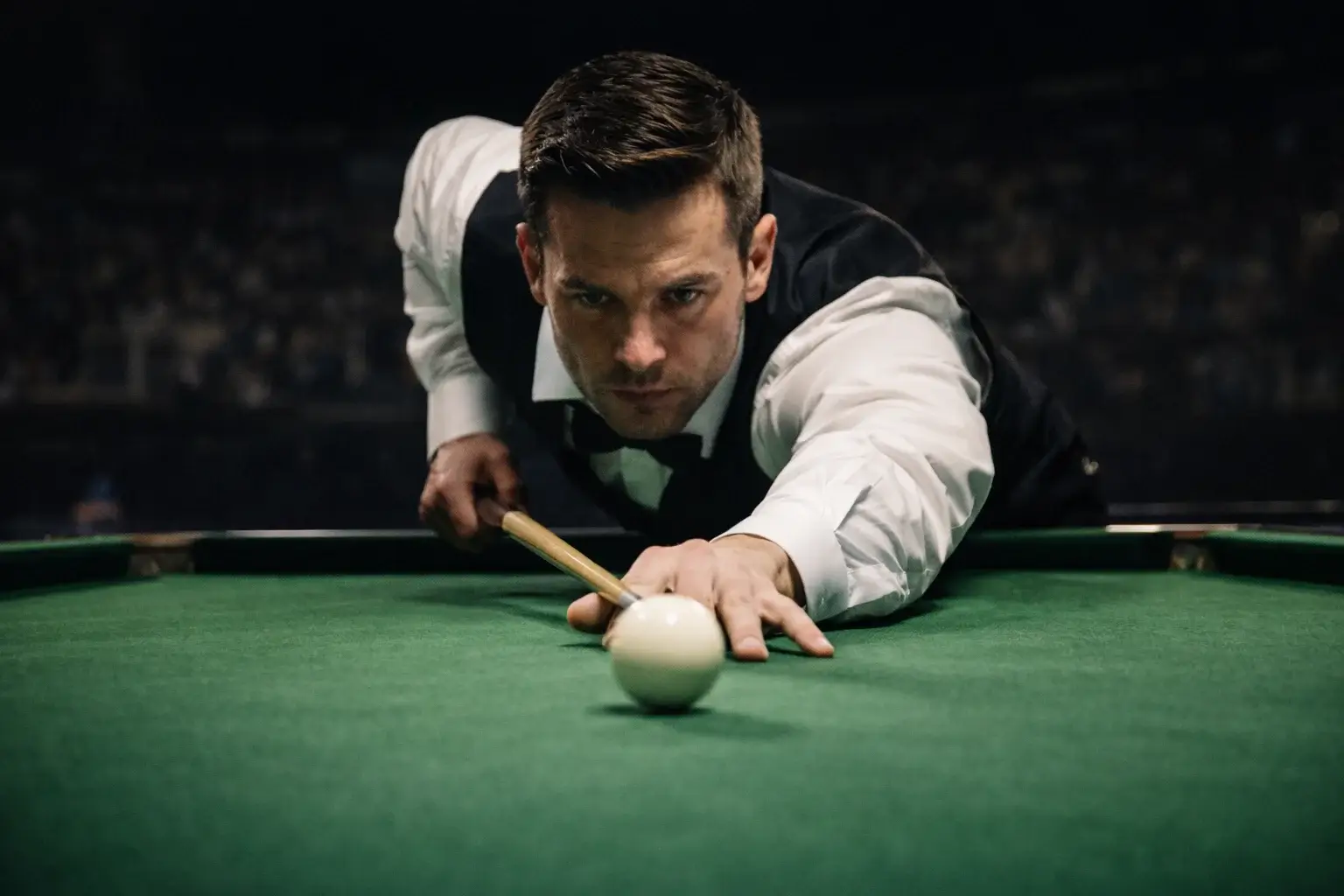 Joueur professionnel de snooker préparant un coup avec précision