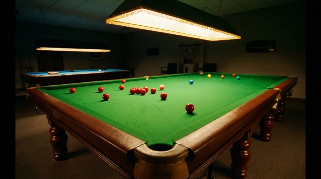 Grande table de snooker vue en plongée avec les billes rouges disposées en triangle