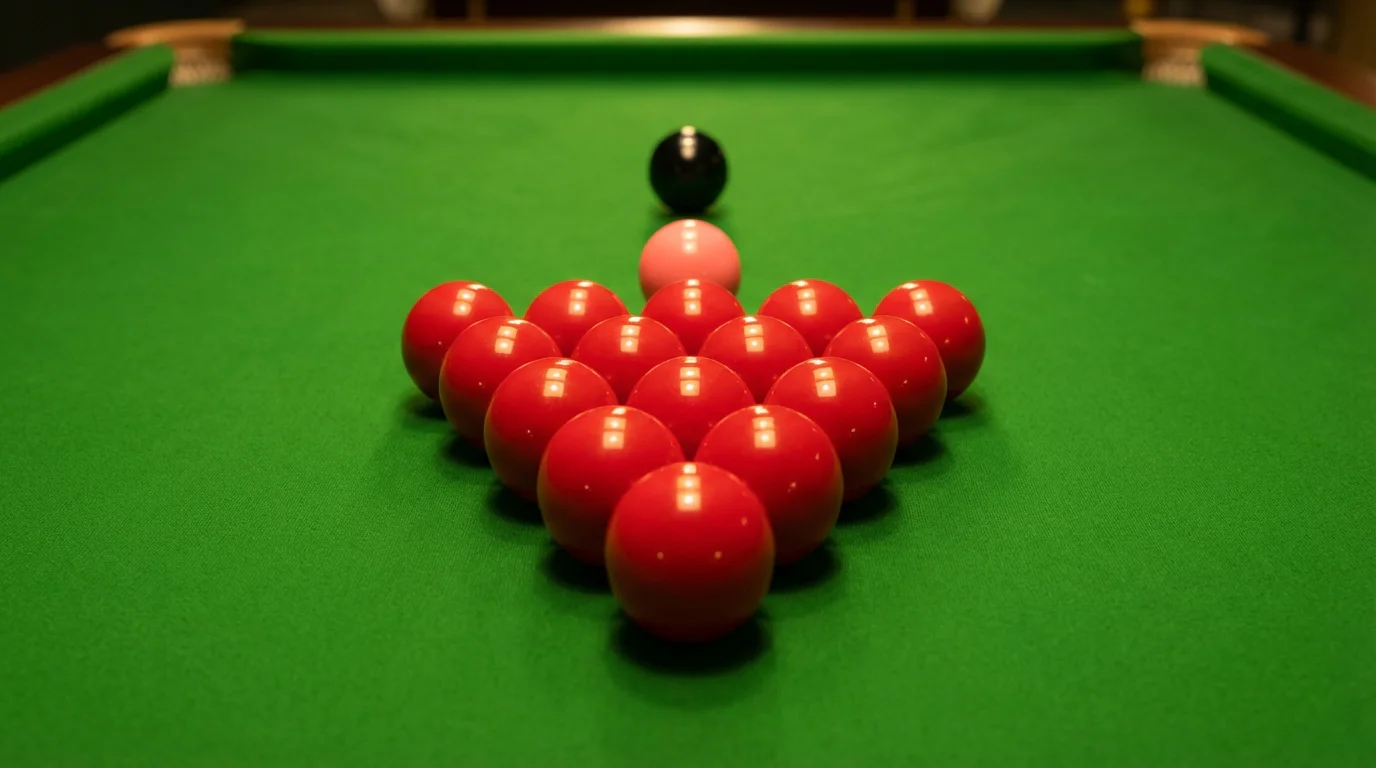 Billes de snooker alignées sur le tapis vert d'une table de snooker professionnelle