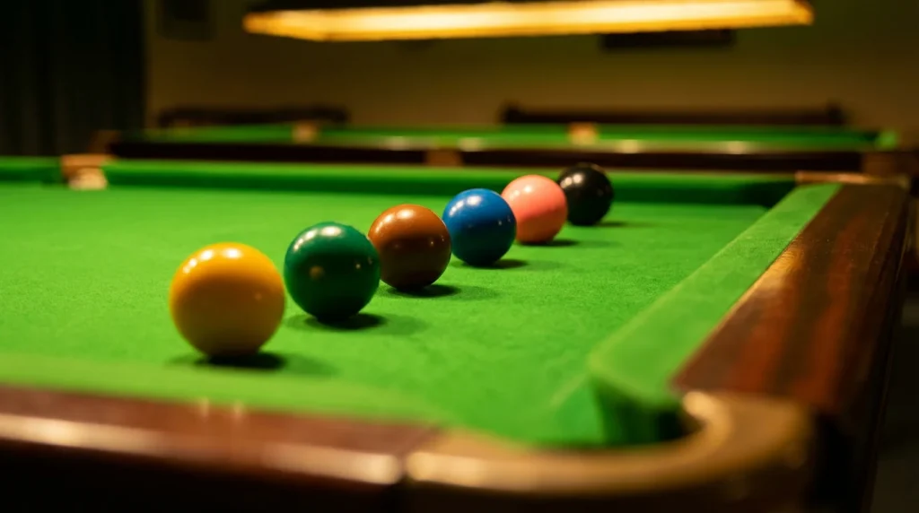 Billes de snooker de couleur alignées sur le tapis vert selon leur valeur croissante