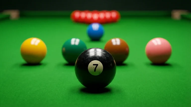 Billes de snooker alignées sur le tapis vert d'une table professionnelle sous la lumière d'un projecteur