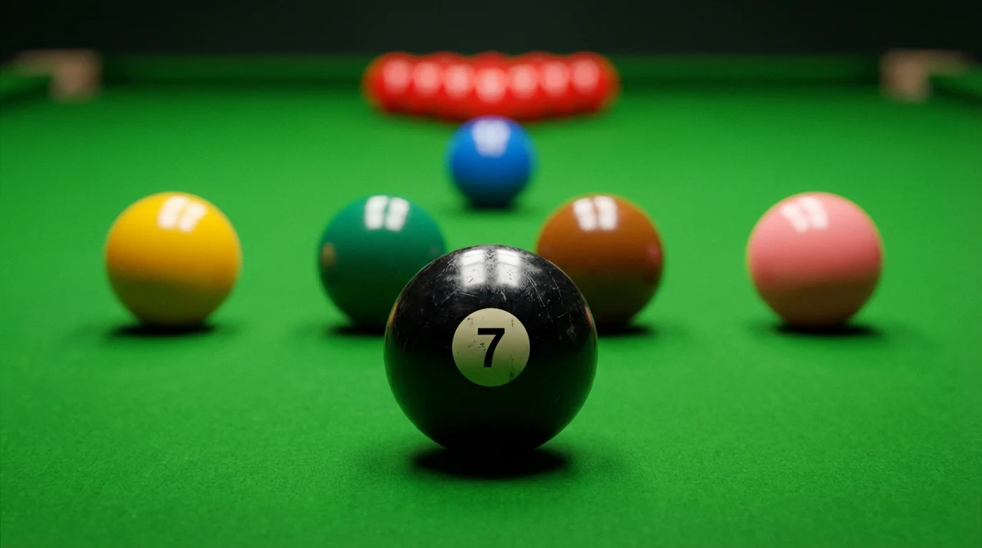 Billes de snooker alignées sur le tapis vert d'une table professionnelle sous la lumière d'un projecteur