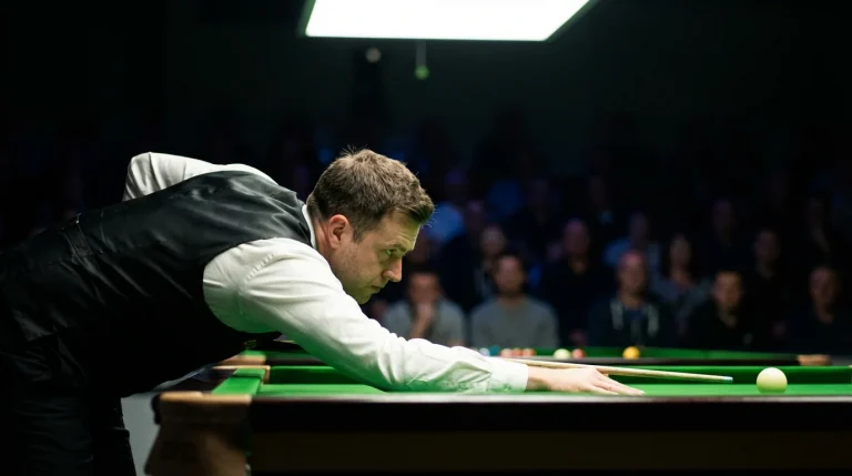 Joueur de snooker concentré penché sur la table verte sous un éclairage intense lors d'un tournoi majeur